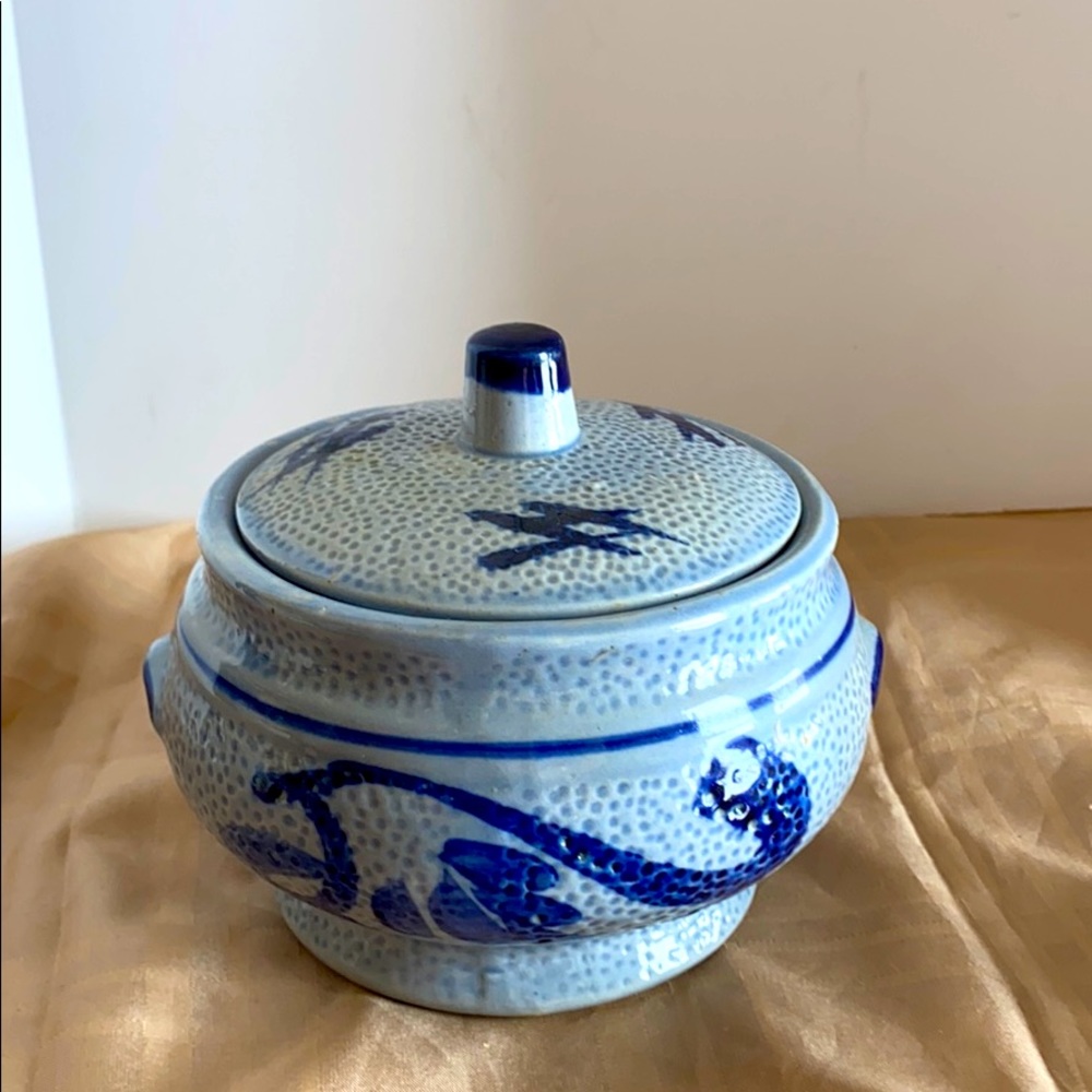 VTG blue & gray Asian design serving crock & lid